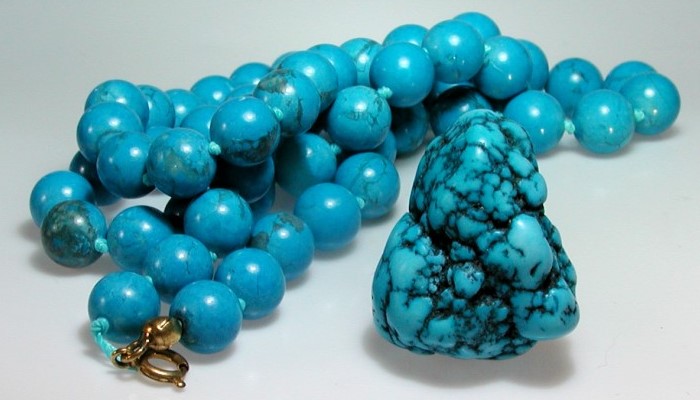 dyed magnesite